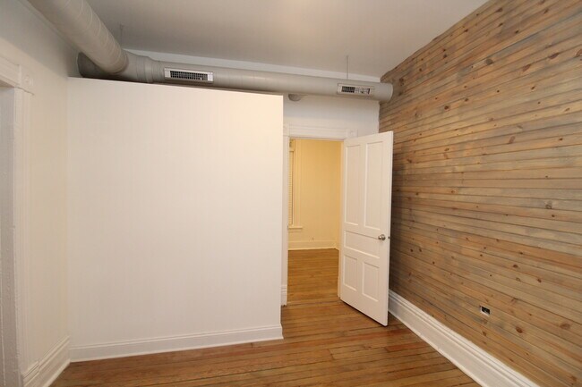 Building Photo - 1362 N Bosworth Ave