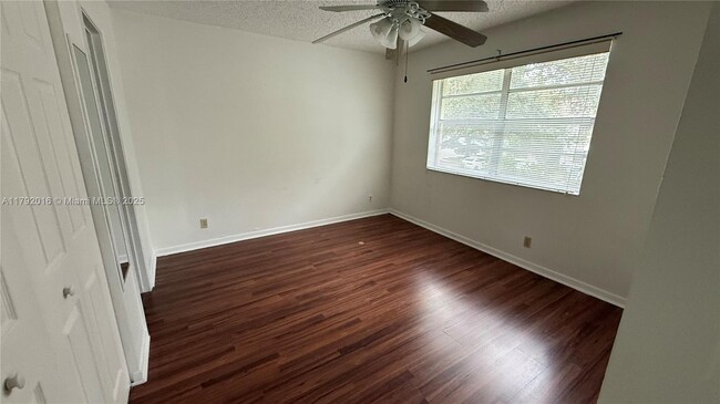 Building Photo - 1032 Twin Lakes Dr