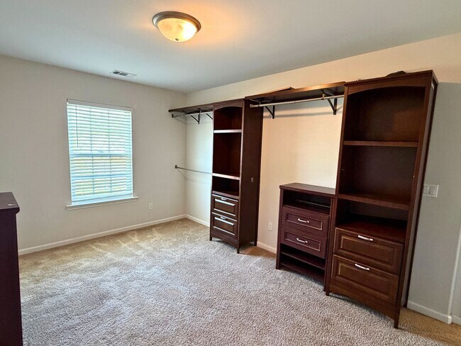 Building Photo - Spacious 5-bedroom, 3-bath home featuring two additional flex rooms!