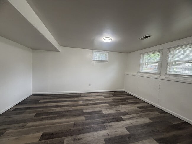 Building Photo - 1208 S Mayview Ave