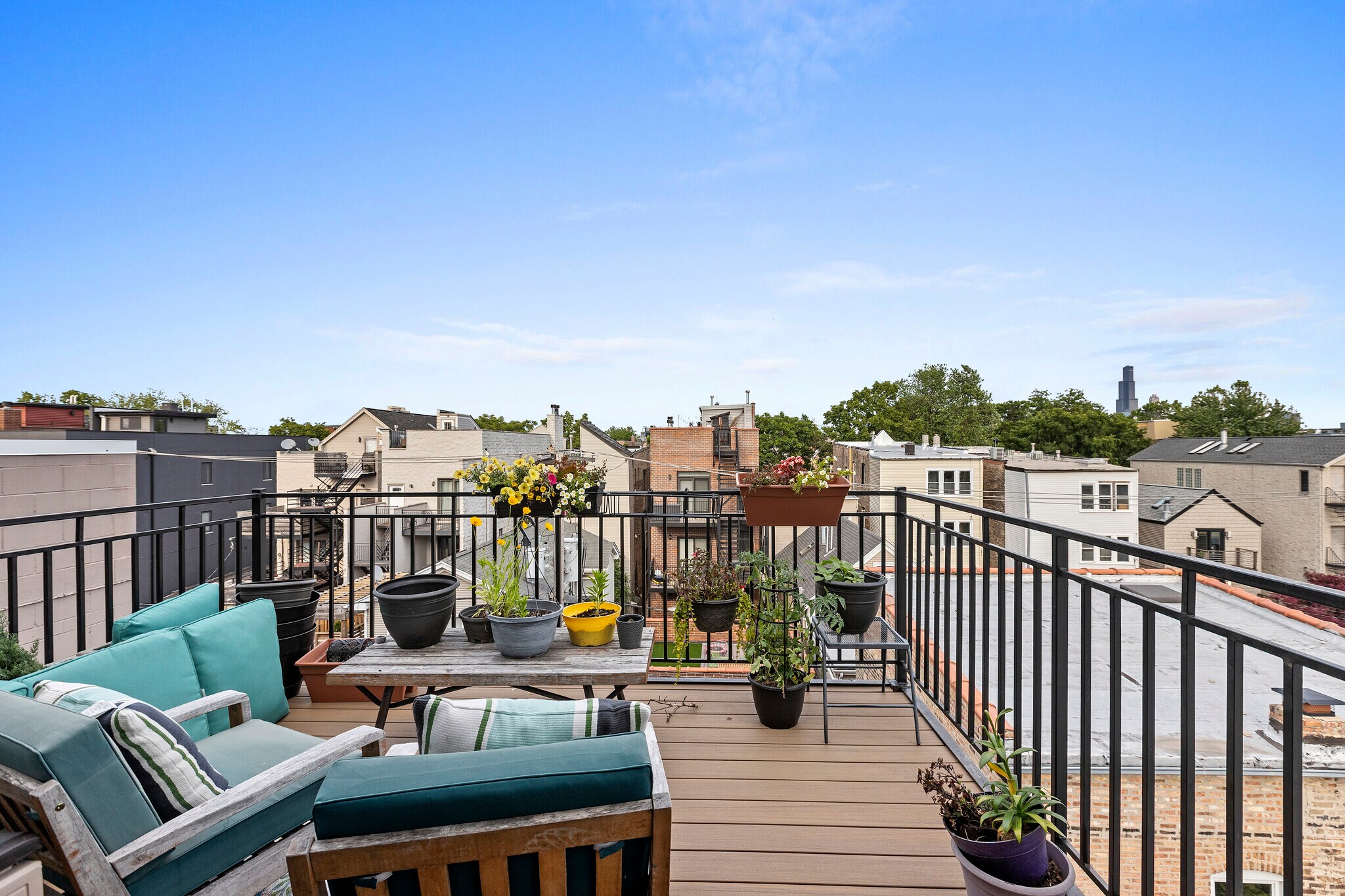 Building Photo - 921 N Damen Ave