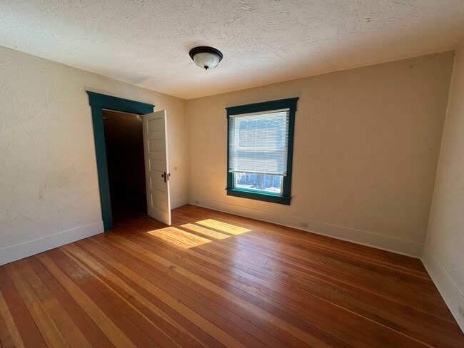 Building Photo - 4 Bedroom Home Just Outside Of Albany With Plenty Of Parking.