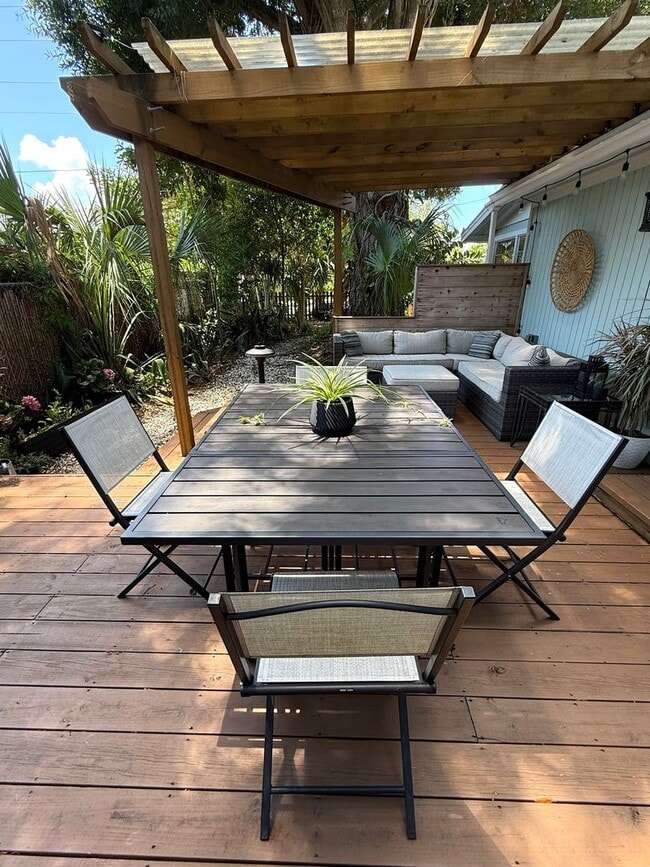 Building Photo - 2 Bedroom 2 Bath Annual Furnished Cottage ...