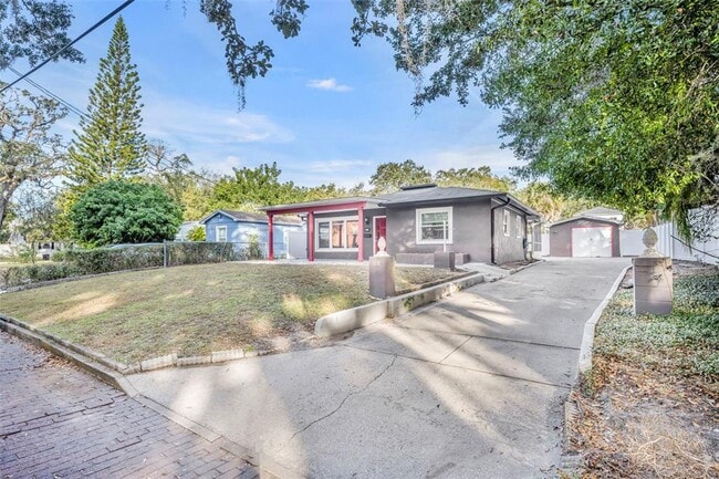 Building Photo - 1811 Park Lake St