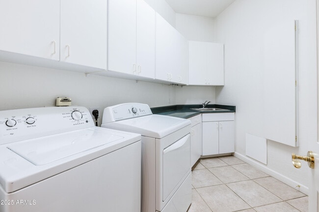 Building Photo - 7369 E Del Acero Dr