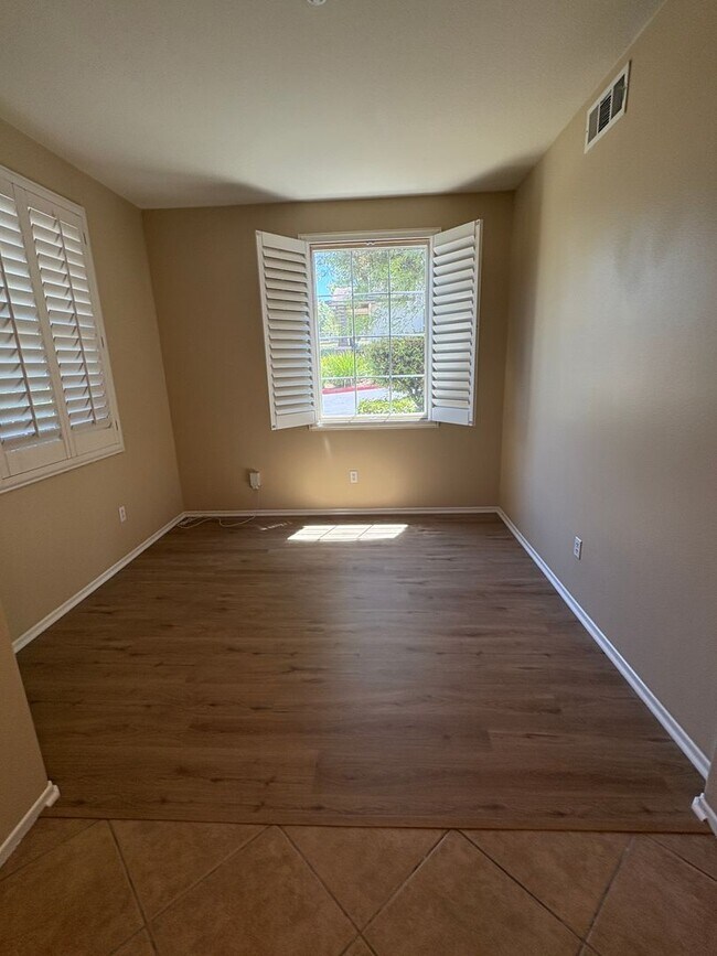 Building Photo - 3 bedroom, 2.5 bath Home located in the Gated College Lane Community in Redlands, CA