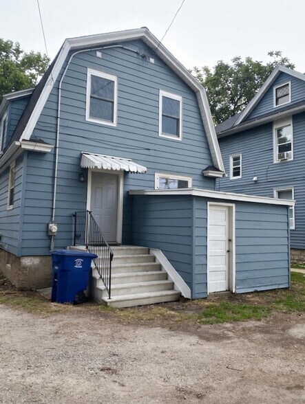 Building Photo - 305 S Van Buren St