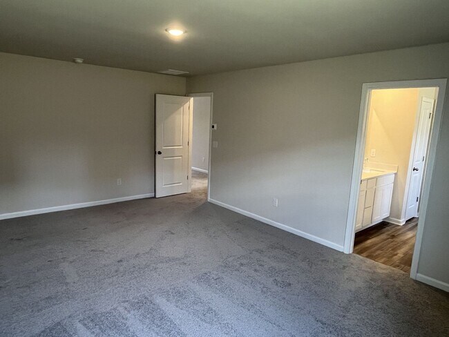 Building Photo - COMING AUGUST 2026!!! Newer 4 Bed Home in University Area