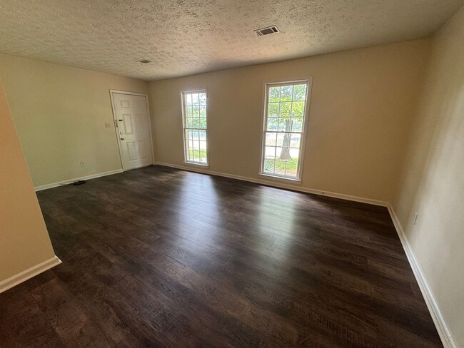 Primary Photo - 505 Chateau Dr SE