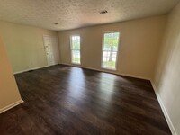 Building Photo - 505 Chateau Dr SE