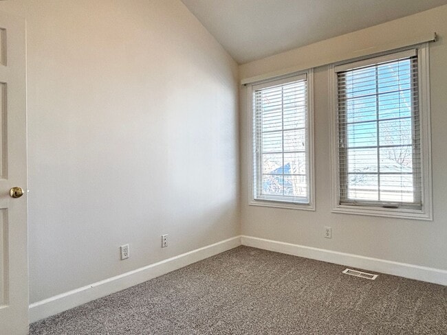 Building Photo - 943 Sage Park Ln S