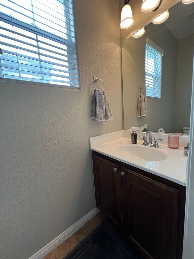 Building Photo - ABSOLUTELY AMAZING! Large 4 bedroom 2 stor...