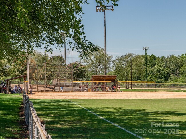 Building Photo - 4027 Zilker Park Dr