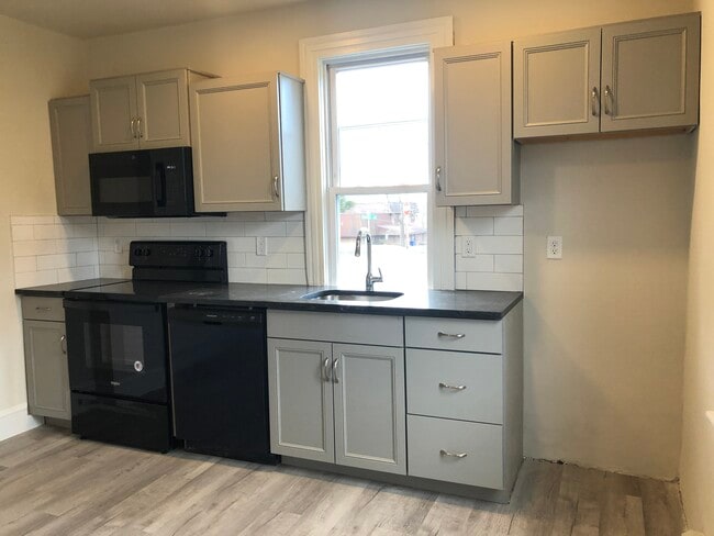 Building Photo - 705 Beech St