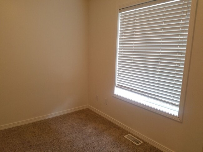 Building Photo - 2 Bedroom 1 Bath Rocky Mountain Townhome w/attached 1 car garage!