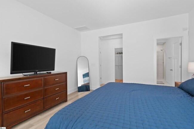 Building Photo - Wonderful Short-Term Furnished Townhome Cl...