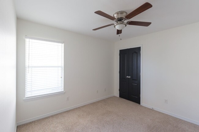 Building Photo - Centrally located 3 bedroom home