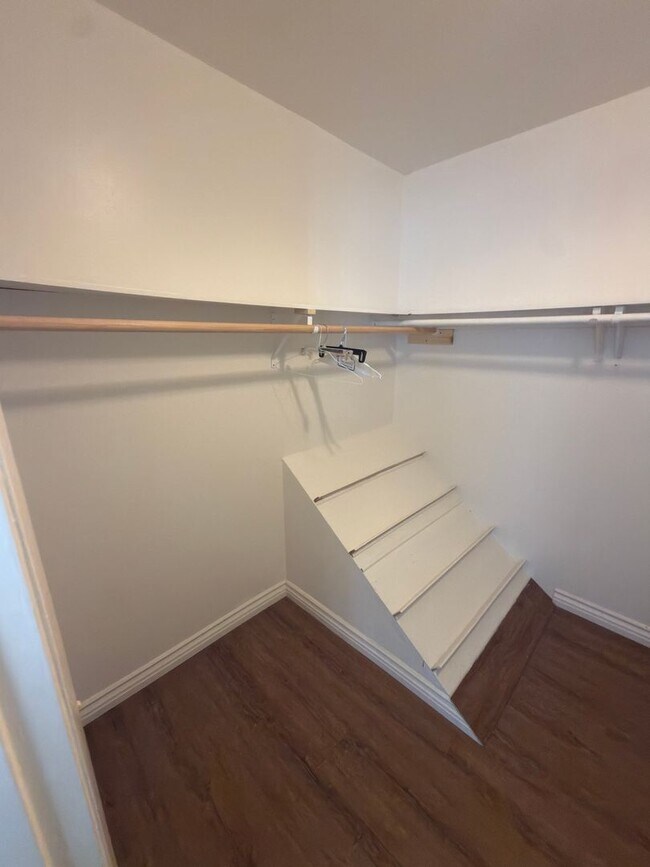 Building Photo - DESIRABLE TWO BEDROOM TWO BATH HOME IN STUDIO CITY