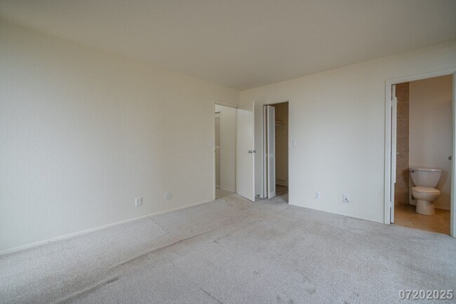 Building Photo - $3,200 / 3br - 1370ft2 - Quaint and Cozy 3...