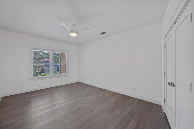 Building Photo - 1403 W 12th St