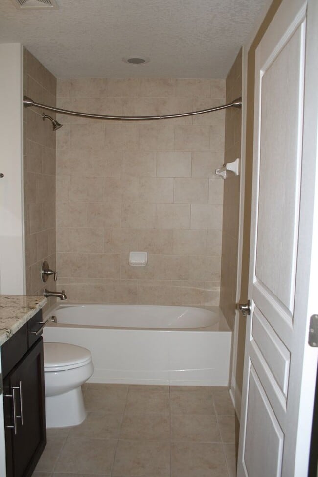 Building Photo - Beautiful Townhome on Peaceful Conservatio...