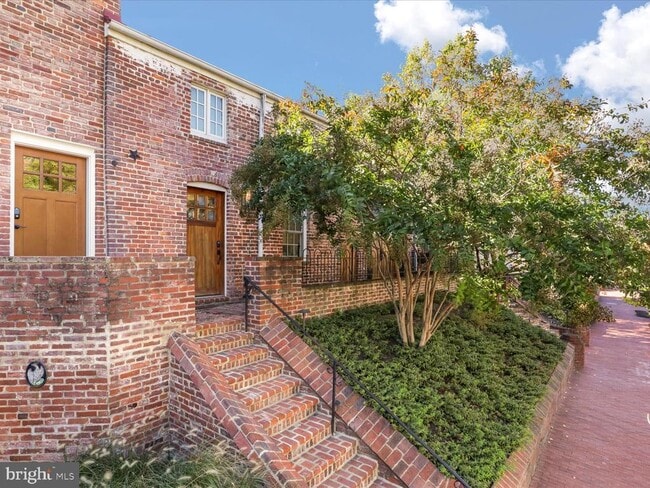 Building Photo - 631 D St SE