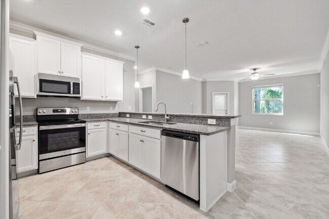 Building Photo - "Spacious 4-Bedroom Lutz Home gated commun...