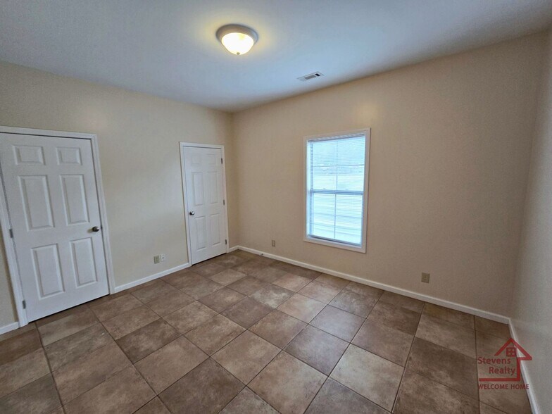 Building Photo - 1090 N Washington Ave