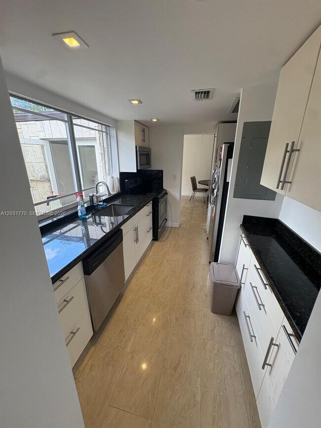 Building Photo - 15003 Coconut Ct