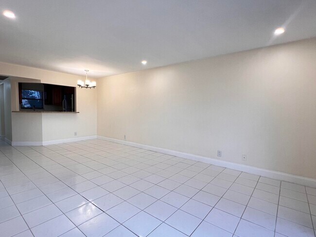 Building Photo - 21911 Lake Forest Cir