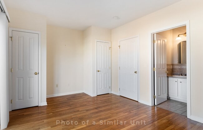 Building Photo - 13 Dolsen Pl