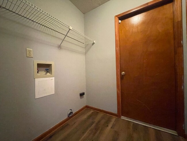 Building Photo - ** Coming Soon ** LARGE 4 BEDROOM IN ICW AREA