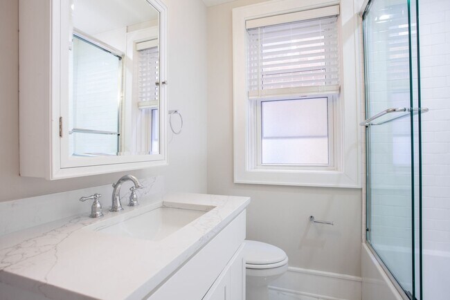 Building Photo - RENOVATED FROM TOP TO BOTTOM 2BD/1BATHS - ...