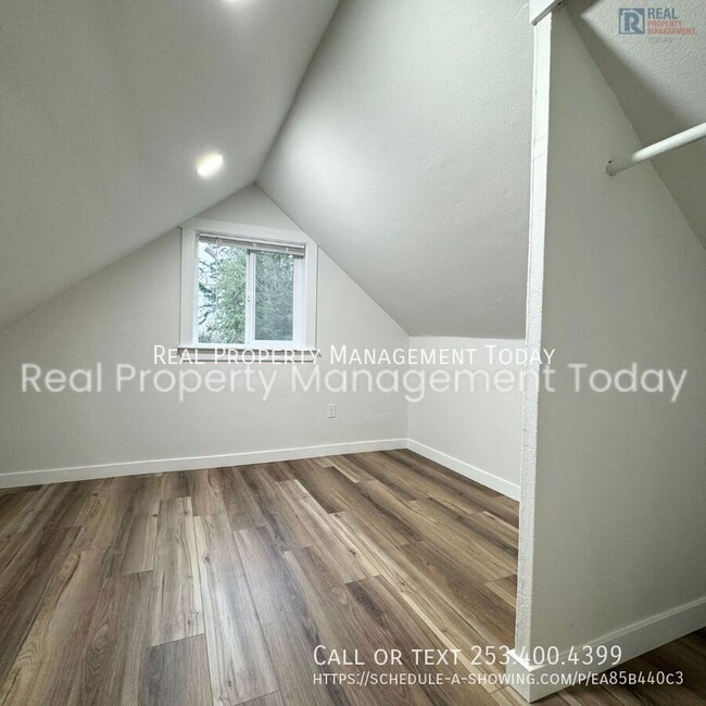 Building Photo - MOVE IN SPECIAL! $500 OFF! Beautiful remod...