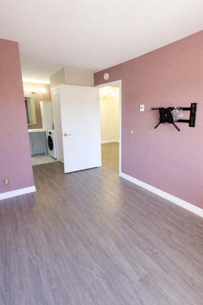 Building Photo - 1 Bedroom Bonita Condo Furnished/Unfurnished With Upgrades