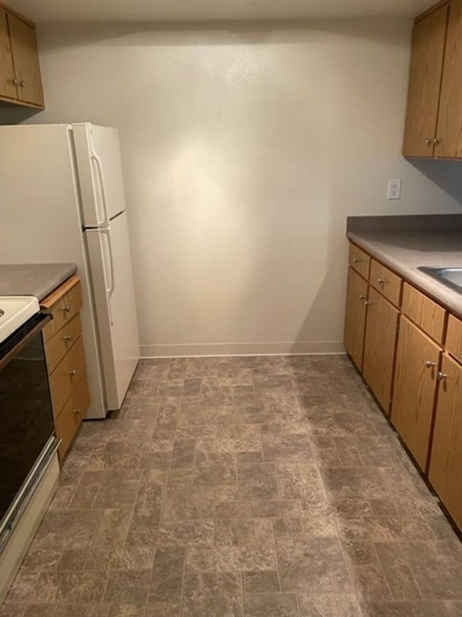 Building Photo - SINGLE LEVEL 2 BEDROOM CONDO