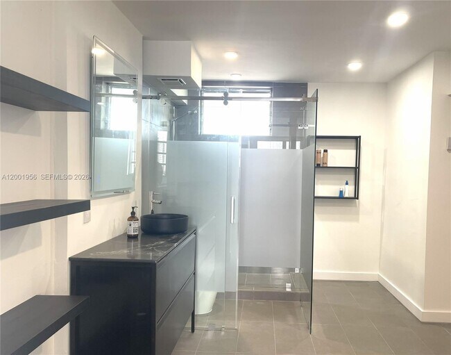 Building Photo - 2861 Leonard Dr