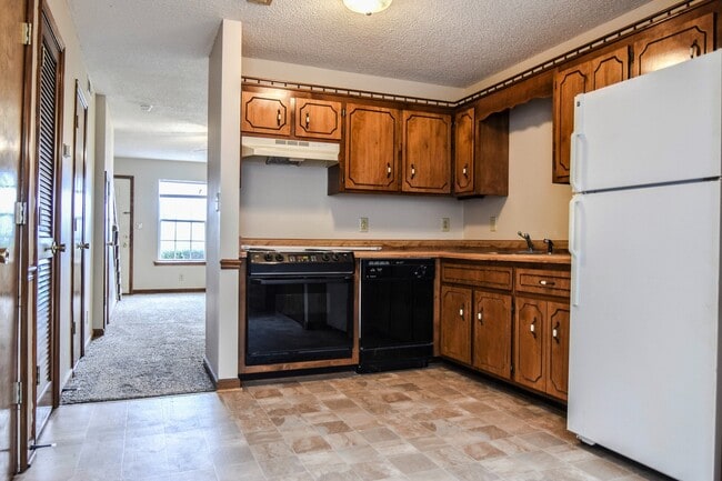 Building Photo - Pet Friendly Town Home by Gate 1!