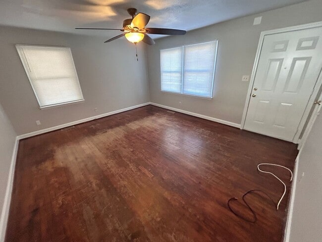 Building Photo - 3 Bedrooms off Mt. Gallant!!