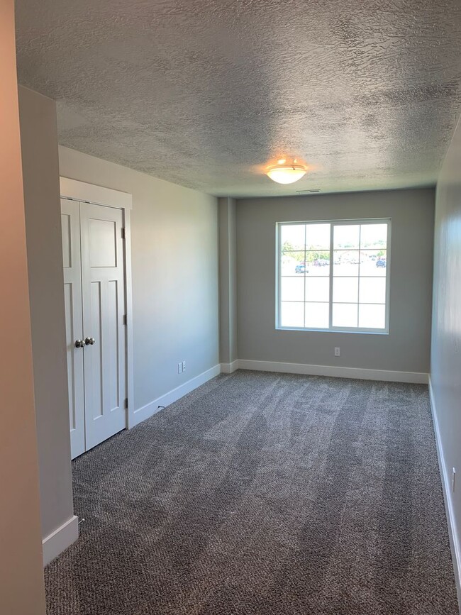 Building Photo - Beautiful 3 Bed, 2 Bath Townhome in Layton