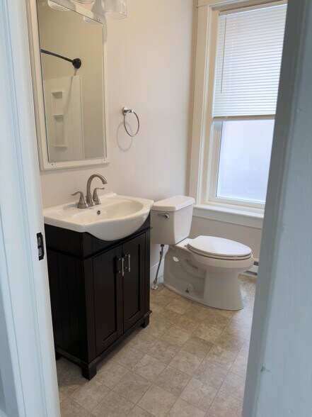 Building Photo - 216 W Main St