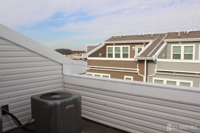 Building Photo - 6 Bond St