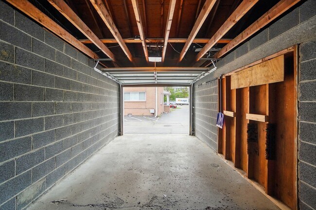 Building Photo - 4057 W Bancroft St