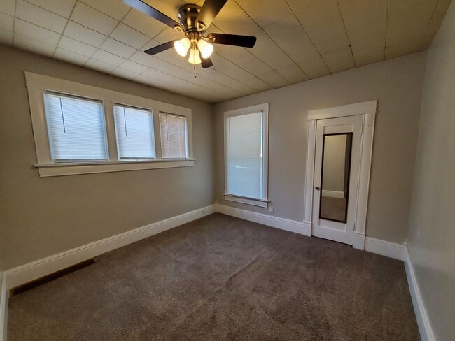 Building Photo - Remodeled 2 Bd with huge kitchen, dining room and living room