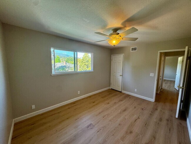 Building Photo - 1318 Deb Ct