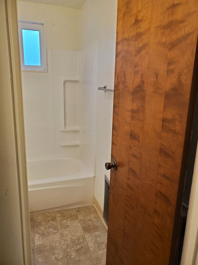 Building Photo - 1 Bedroom in Heart of Nampa!