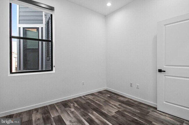 Building Photo - 506 H St NE