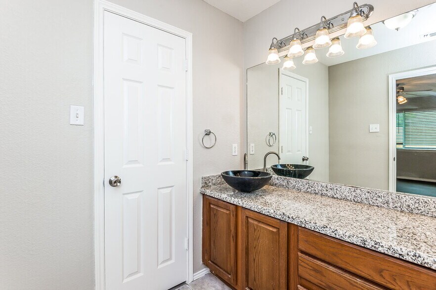 Building Photo - 2500 Ensenada Ln