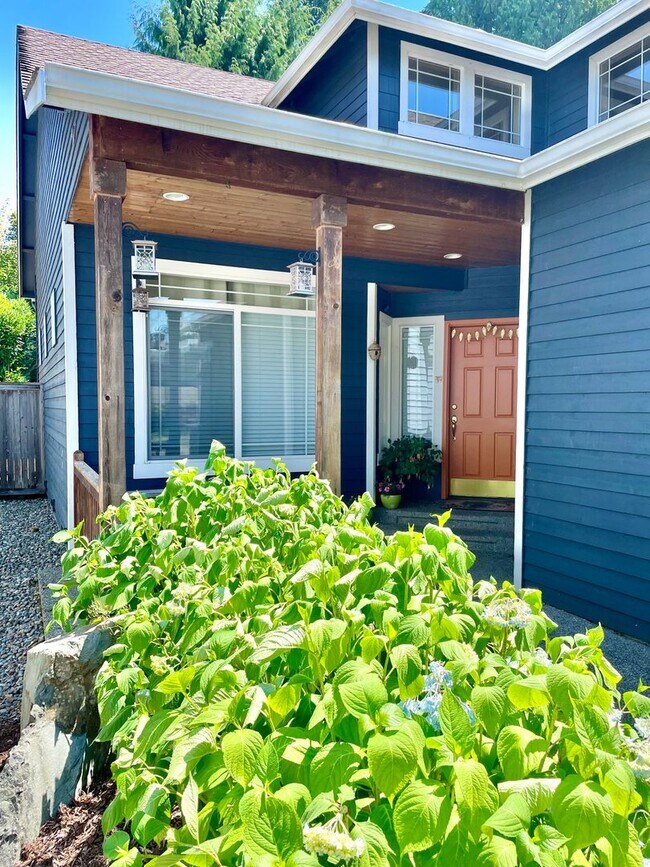 Building Photo - Spacious 4 bedrooms + Den, A/C! Pet(s)!