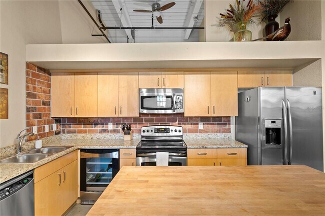 Building Photo - 1501 W Horatio St